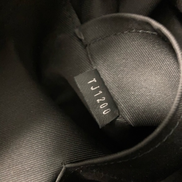 LOUIS VUITTON
Monogram Eclipse Discovery - Picture 15 of 16